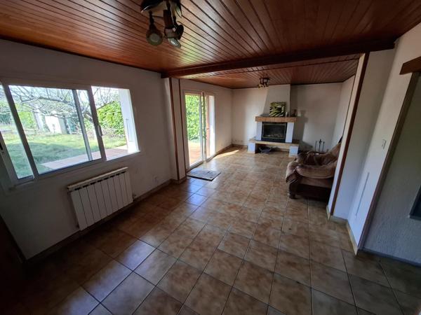 Charmante maison de plain-pied avec piscine, dépendance et grand terrain