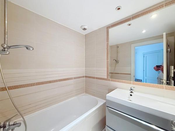 T3 en DERNIER ETAGE  avec GARAGE- CAVE et TERRASSE