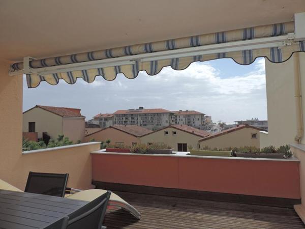 Appartement T1 avec grande terrasse  à 100 m de la plage avec parking