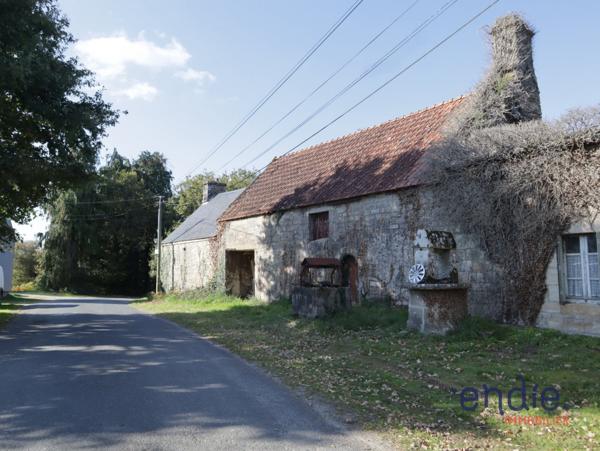 Dépendance en pierres mitoyenne en campagne.