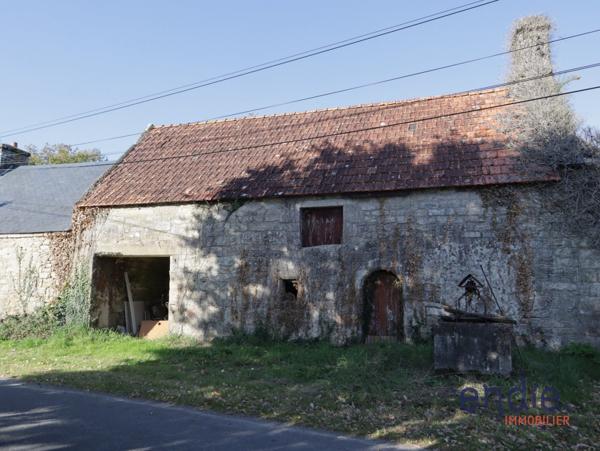 Dépendance en pierres mitoyenne en campagne.