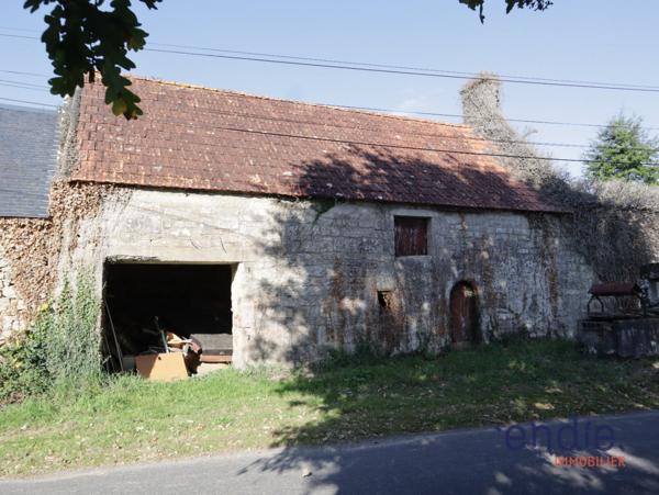 Dépendance en pierres mitoyenne en campagne.