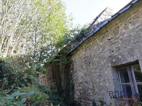 Dépendance en pierres mitoyenne en campagne.