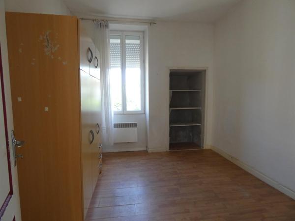 Grande maison familiale avec extérieur et garage.