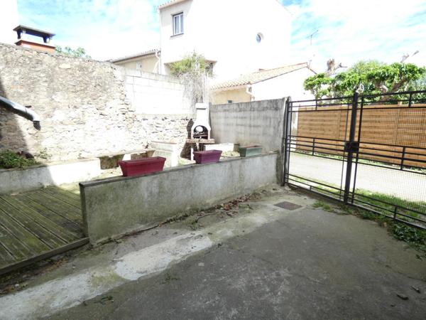 Grande maison familiale avec extérieur et garage.