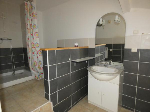 Grande maison familiale avec extérieur et garage.