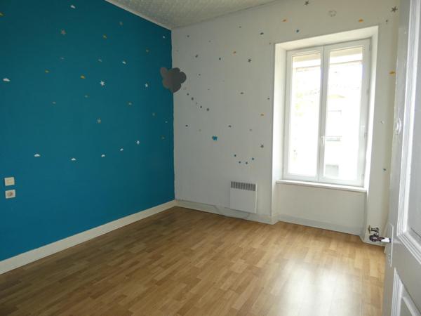 Grande maison familiale avec extérieur et garage.