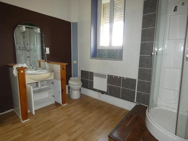 Grande maison familiale avec extérieur et garage.