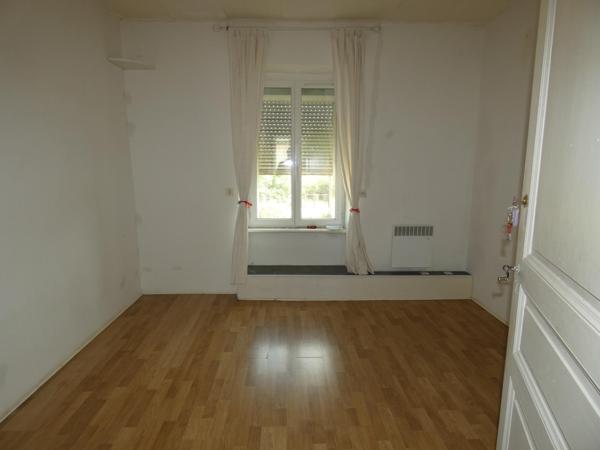 Grande maison familiale avec extérieur et garage.