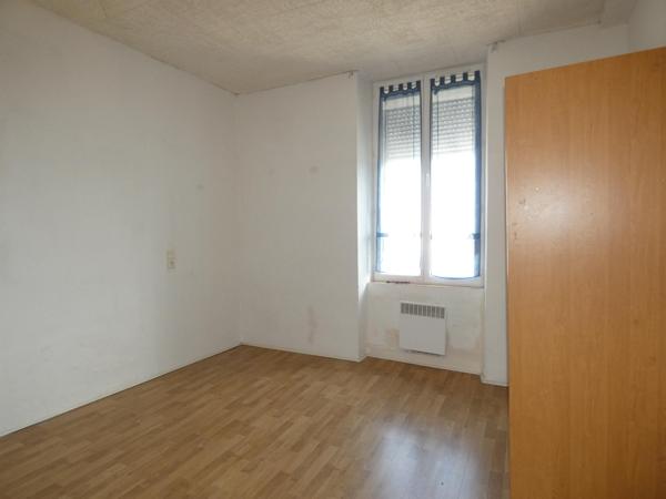 Grande maison familiale avec extérieur et garage.