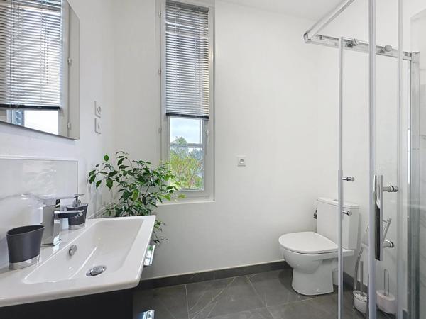 Maison de 101 m2 ( 3 chambres   garage  ) avec un gîte attenant de 79 m2 ( 2 chambres + bureau + garage)