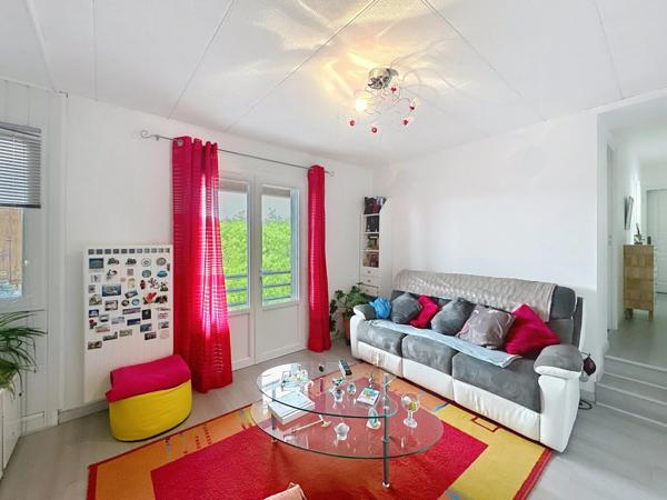 Maison de 101 m2 ( 3 chambres   garage  ) avec un gîte attenant de 79 m2 ( 2 chambres + bureau + garage)