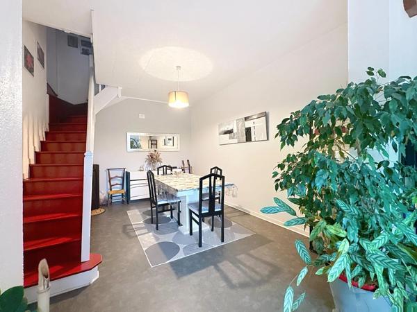 Maison de 101 m2 ( 3 chambres   garage  ) avec un gîte attenant de 79 m2 ( 2 chambres + bureau + garage)