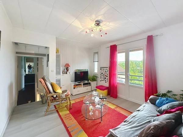 Maison de 101 m2 ( 3 chambres   garage  ) avec un gîte attenant de 79 m2 ( 2 chambres + bureau + garage)