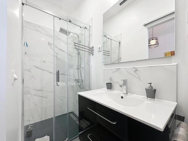 Maison de 101 m2 ( 3 chambres   garage  ) avec un gîte attenant de 79 m2 ( 2 chambres + bureau + garage)