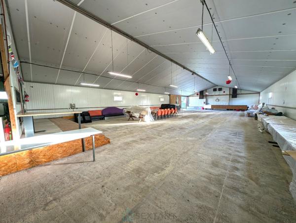 Propriété sur 27 hectares, maison 179 m2, bâtiments de 700 m2 salle de réception et 600 m2 garage