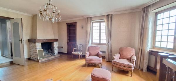 Maison Bourgeoise à Vendre à Bourg-en-Bresse  173 m2 , 4 chambres - 6 pièces avec jardin spacieux !