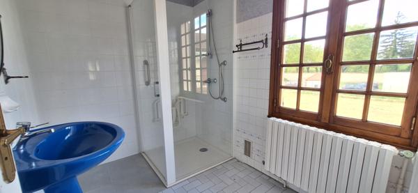 Maison Bourgeoise à Vendre à Bourg-en-Bresse  173 m2 , 4 chambres - 6 pièces avec jardin spacieux !