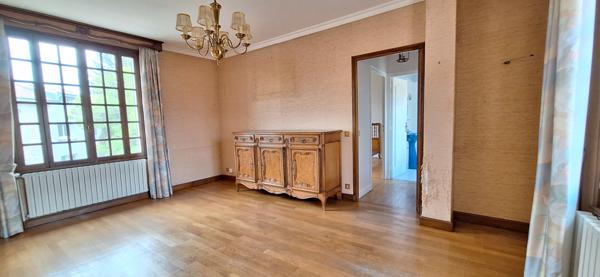 Maison Bourgeoise à Vendre à Bourg-en-Bresse  173 m2 , 4 chambres - 6 pièces avec jardin spacieux !