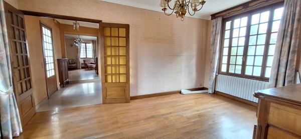 Maison Bourgeoise à Vendre à Bourg-en-Bresse  173 m2 , 4 chambres - 6 pièces avec jardin spacieux !