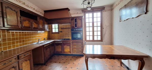 Maison Bourgeoise à Vendre à Bourg-en-Bresse  173 m2 , 4 chambres - 6 pièces avec jardin spacieux !