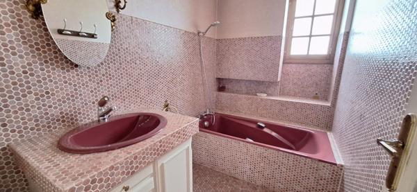 Maison Bourgeoise à Vendre à Bourg-en-Bresse  173 m2 , 4 chambres - 6 pièces avec jardin spacieux !