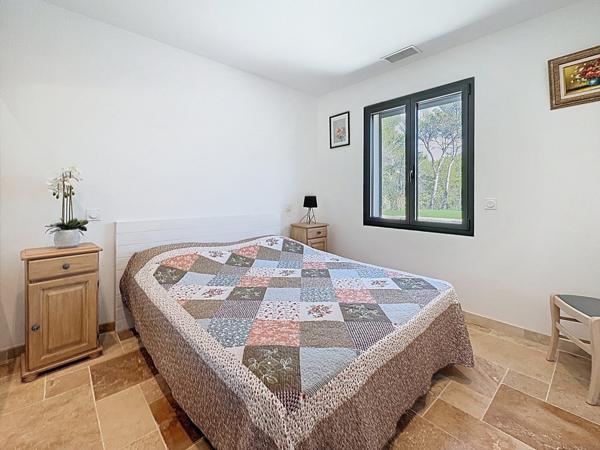 Faucon (84110) Villa contemporaine et récente de 150 m² environ avec garage sur terrain paysagé avec piscine et Vue Mont Vent