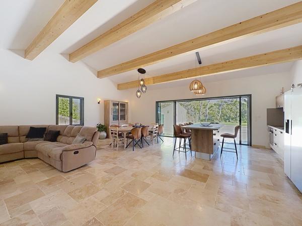 Faucon (84110) Villa contemporaine et récente de 150 m² environ avec garage sur terrain paysagé avec piscine et Vue Mont Vent