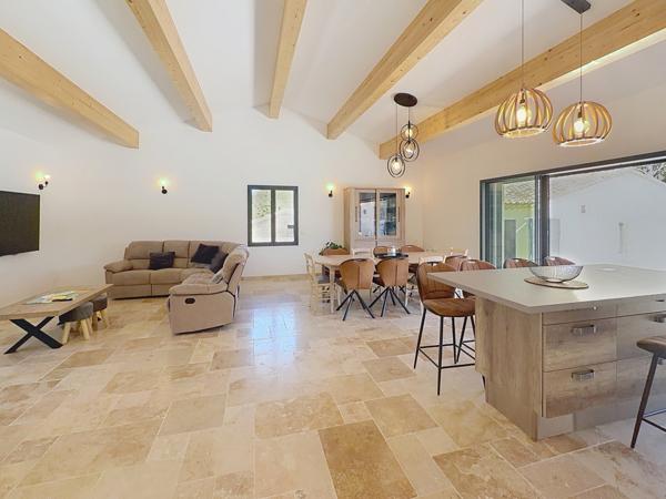 Faucon (84110) Villa contemporaine et récente de 150 m² environ avec garage sur terrain paysagé avec piscine et Vue Mont Vent