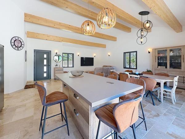 Faucon (84110) Villa contemporaine et récente de 150 m² environ avec garage sur terrain paysagé avec piscine et Vue Mont Vent