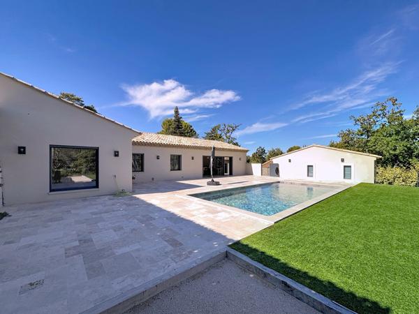 Faucon (84110) Villa contemporaine et récente de 150 m² environ avec garage sur terrain paysagé avec piscine et Vue Mont Vent