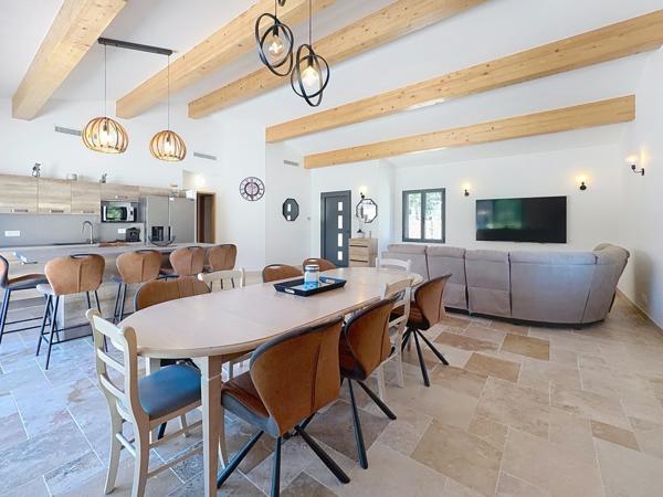 Faucon (84110) Villa contemporaine et récente de 150 m² environ avec garage sur terrain paysagé avec piscine et Vue Mont Vent