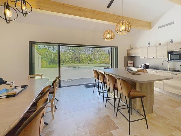 Faucon (84110) Villa contemporaine et récente de 150 m² environ avec garage sur terrain paysagé avec piscine et Vue Mont Vent