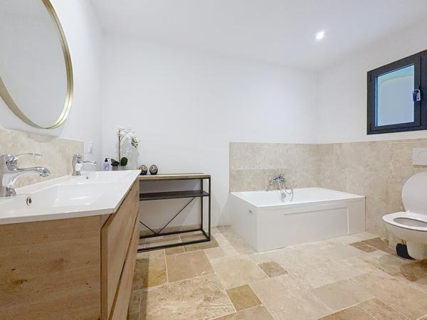 Faucon (84110) Villa contemporaine et récente de 150 m² environ avec garage sur terrain paysagé avec piscine et Vue Mont Vent