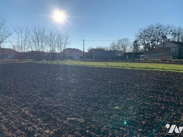 ENTRE PRAHECQ ET MOUGON, parcelle de terrain contructible de 990 m²