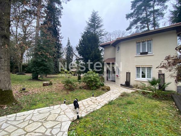 Demeure de caractère avec piscine chauffée, studio indépendant et parc arboré de 2 546 m²