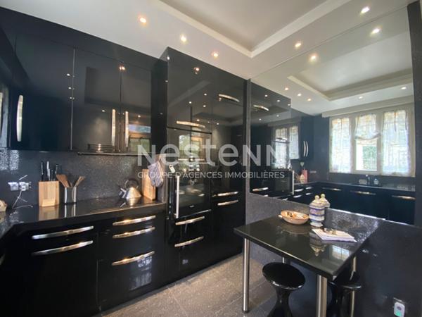 Demeure de caractère avec piscine chauffée, studio indépendant et parc arboré de 2 546 m²