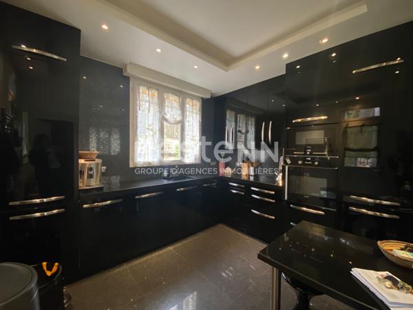 Demeure de caractère avec piscine chauffée, studio indépendant et parc arboré de 2 546 m²