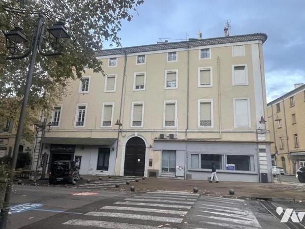 Immeuble avec locaux commeciaux, local professionnel et habitation investissement