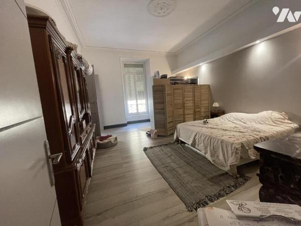 Immeuble avec locaux commeciaux, local professionnel et habitation investissement