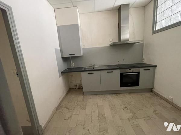 Immeuble avec locaux commeciaux, local professionnel et habitation investissement