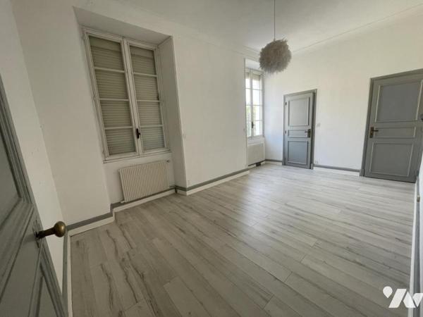 Immeuble avec locaux commeciaux, local professionnel et habitation investissement