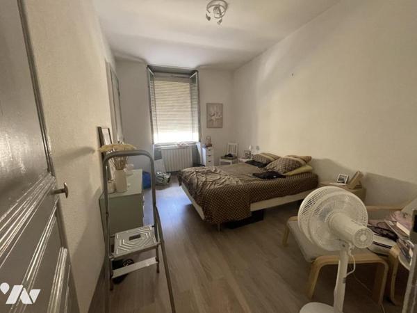 Immeuble avec locaux commeciaux, local professionnel et habitation investissement