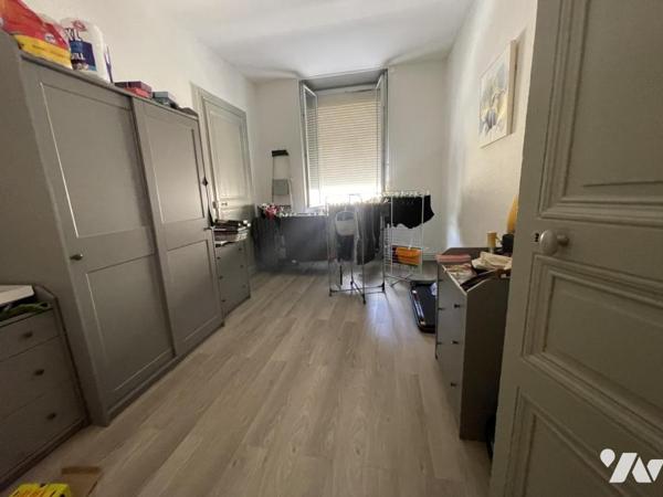 Immeuble avec locaux commeciaux, local professionnel et habitation investissement