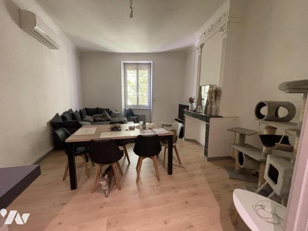 Immeuble avec locaux commeciaux, local professionnel et habitation investissement