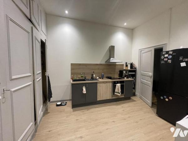 Immeuble avec locaux commeciaux, local professionnel et habitation investissement