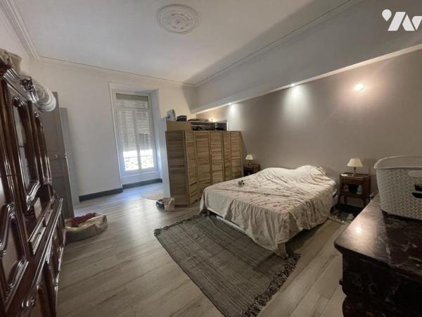 Immeuble avec locaux commeciaux, local professionnel et habitation investissement