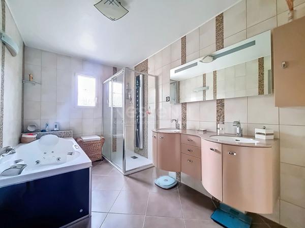 Maison Lamorlaye 7 pièce(s) - 165 m2 - 4 chambres - Sous sol total - Proche centre ville