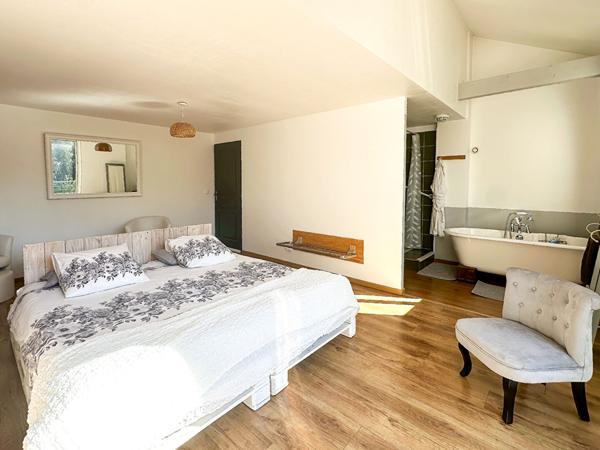 Maison 5 chambres et studio, Verines 17540