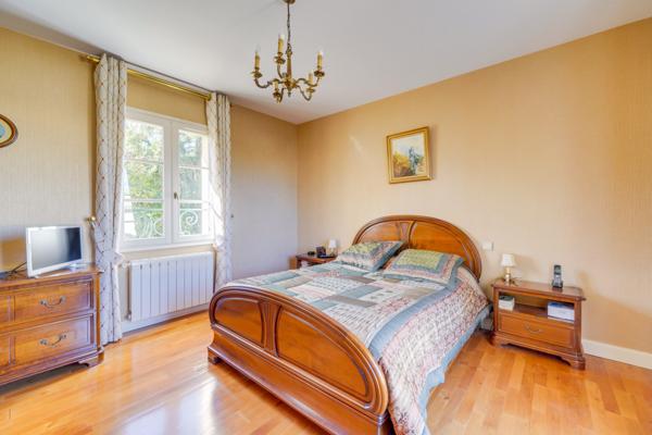 Libourne (33500) Maison 7 pièces en R+1 de 190m2 habitables avec garages sur parcelle de 2039m2